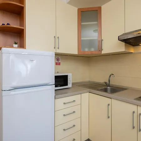 Diamond Beachfront Apartment Duce