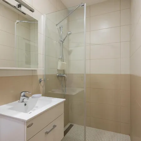 Diamond Beachfront Apartment Duce