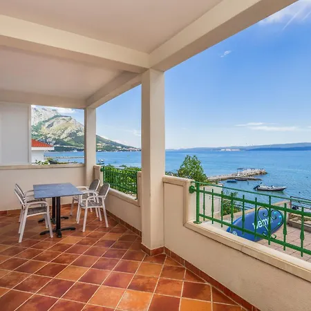 Diamond Beachfront Apartmán *